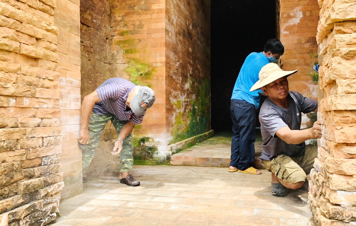 Các đơn vị dùng phương pháp thủ công để tẩy các vệt trắng xoá do muối hoá khỏi bề mặt gạch.