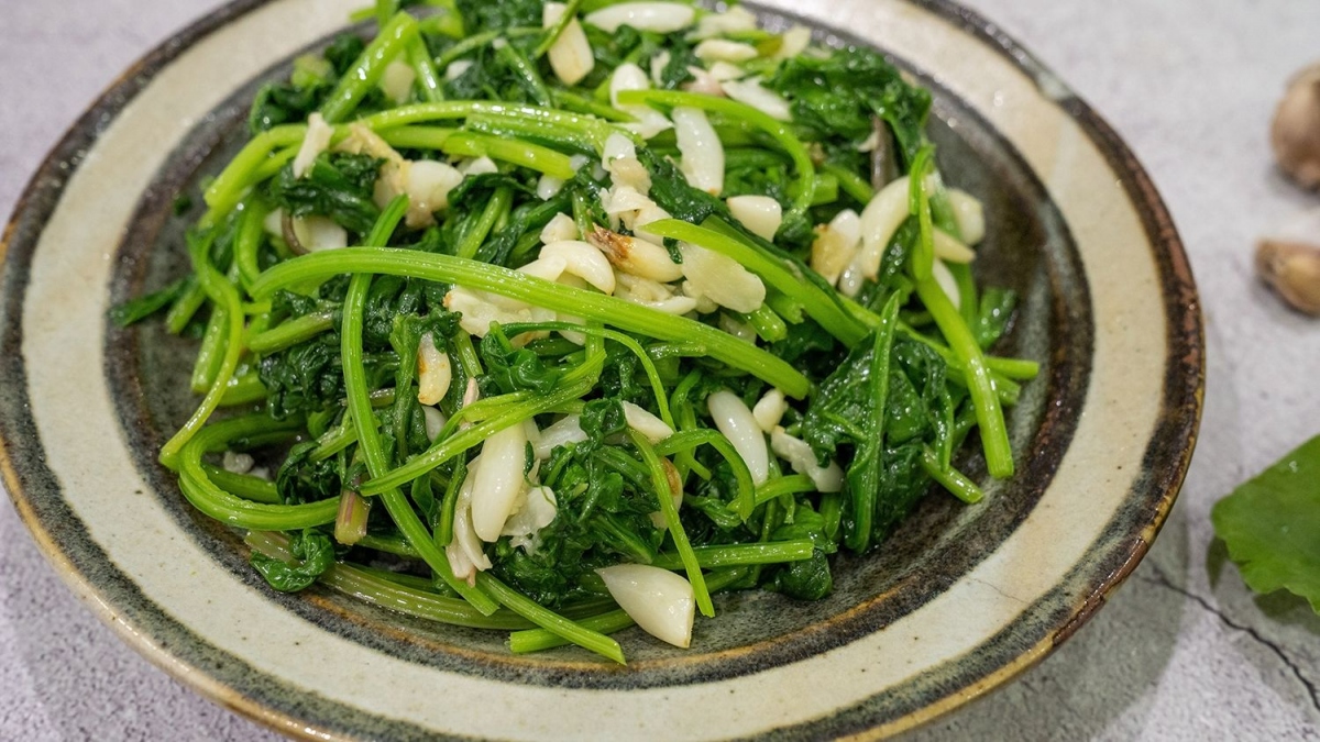 Cải bó xôi: 100g rau cải bó xôi chứa 2,03 mg vitamin E. Cải bó xôi thường được ăn sống, nấu chín, trộn trong món salad hoặc làm nước ép. Ảnh minh họa