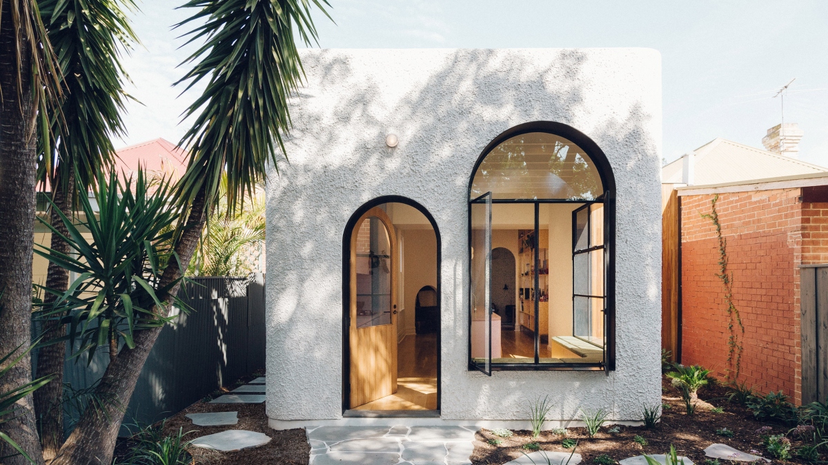Tường trát vữa: Những ngôi nhà Địa Trung Hải thường có tường dày và trát vữa, giúp cho không khí trong nhà luôn mát mẻ. Ảnh minh họa