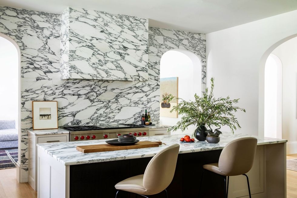 Họa tiết gợn sóng trên mặt đá cẩm thạch là điểm nhấn cho căn bếp sang trọng. Ảnh minh họa