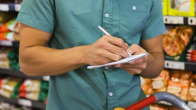 Chi li với vợ nhưng chồng tôi lại rất hào phóng với bạn bè (ảnh minh họa-internet)