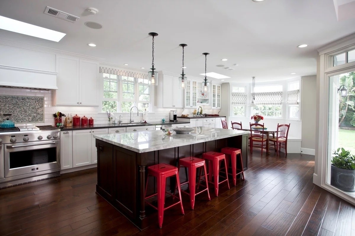 Nâng cấp nhà bếp của bạn bằng cách sơn tủ bếp màu Viva Magenta. Sắc màu này là sự cân bằng hoàn hảo các tông ấm và lạnh, tạo cảm giác ấm áp cho căn bếp của bạn.