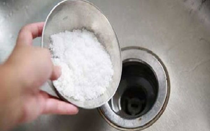 Đổ muối xuống đường ống thoát nước có công dụng gì?