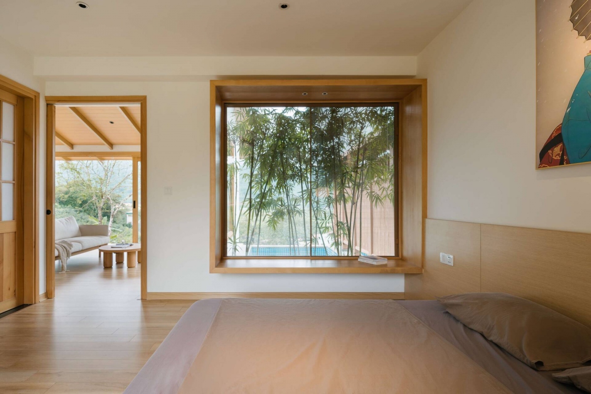 Cửa sổ phong cách nhiệt đới: Mẫu cửa sổ này phù hợp với căn phòng lát gỗ, có không gian mở. Đặc biệt, khung cửa sổ có bậc thềm để ngồi ngắm cảnh. Ảnh minh họa