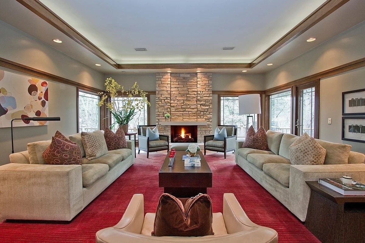 Cảm nhận năng lượng tuyệt vời của sắc màu Viva Magenta dưới chân bạn với tấm thảm rực rỡ. Những người theo chủ nghĩa tối đa có thể sơn tường bằng màu sắc tương phản với tấm thảm. 