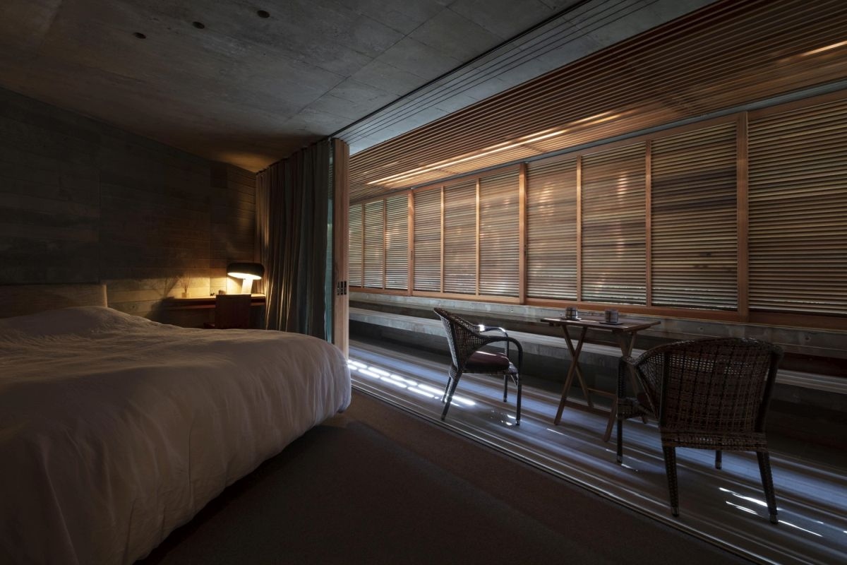 Phòng ngủ với rèm kéo bằng gỗ