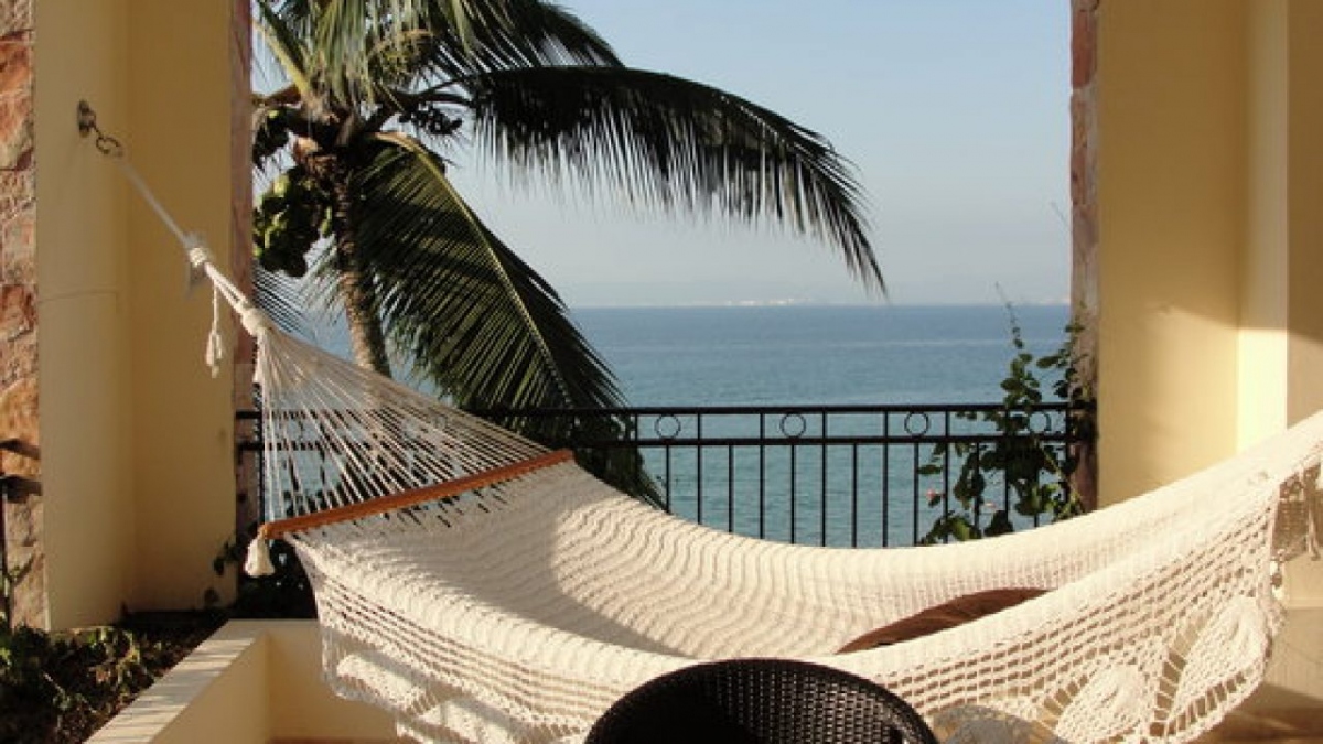 Mắc võng tại ban công hướng biển có thể là một gợi ý hoàn hảo cho ban công của bạn. Ảnh minh họa