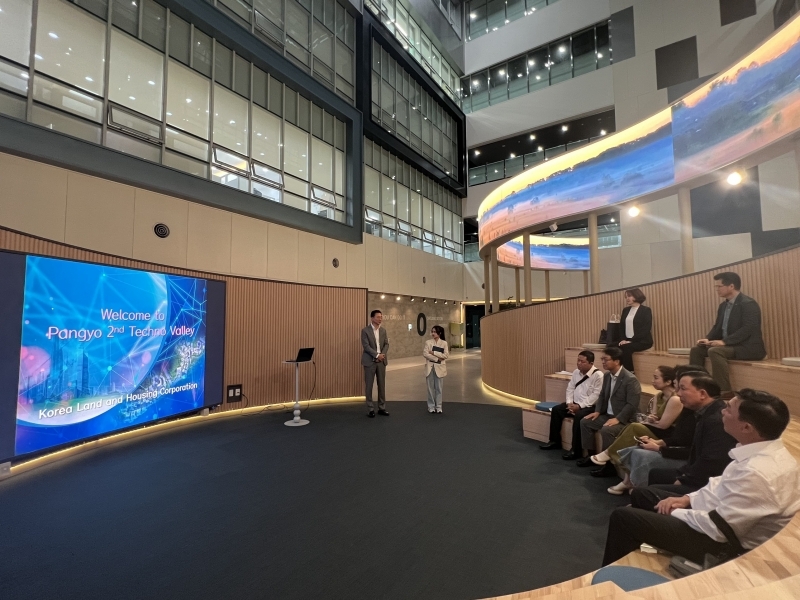 Đoàn UBND tỉnh Long An tham quan Thung lũng công nghệ Pangyo, Hàn Quốc (Ảnh UBND - LA)