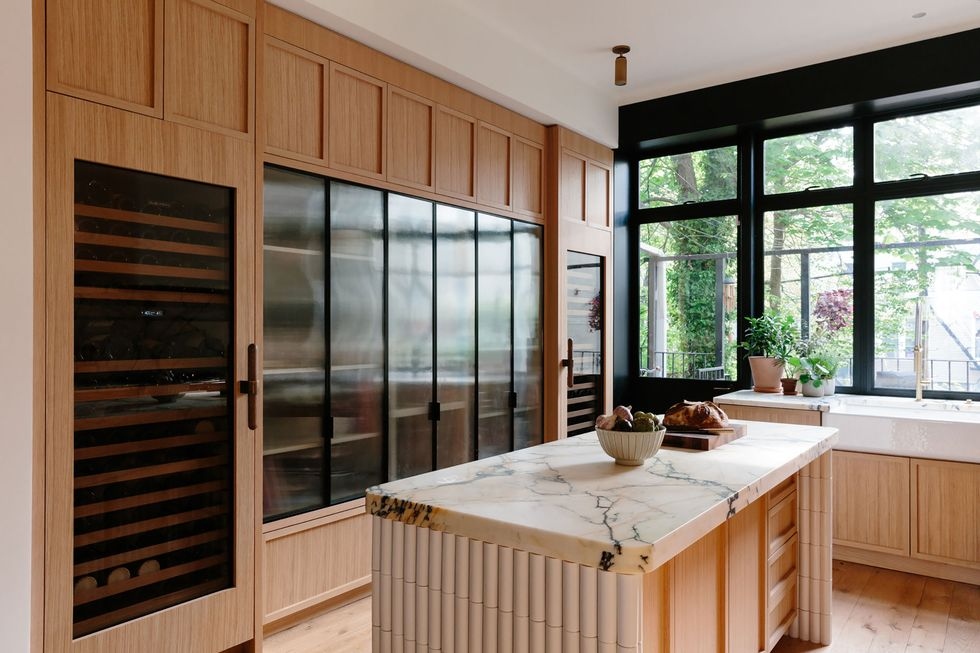 Căn bếp sang trọng với tủ âm tường giúp tiết kiệm không gian và khiến ngôi nhà rộng hơn. Ảnh minh họa