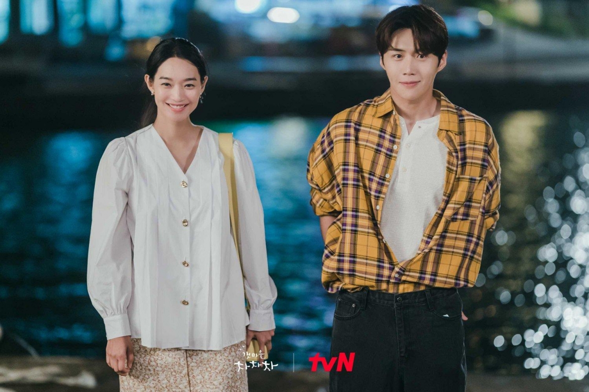 Kim Seon Ho và Shin Min Ah trong "Hometown Cha-cha-cha".