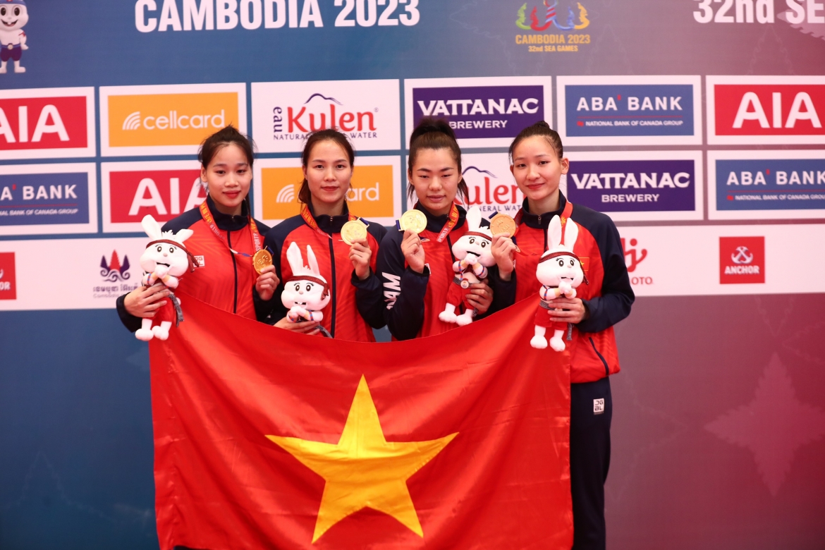 Các võ sĩ Việt Nam nhận HCV nội dung đối kháng đồng đội nữ môn Karate. (Ảnh: Dương Thuật)