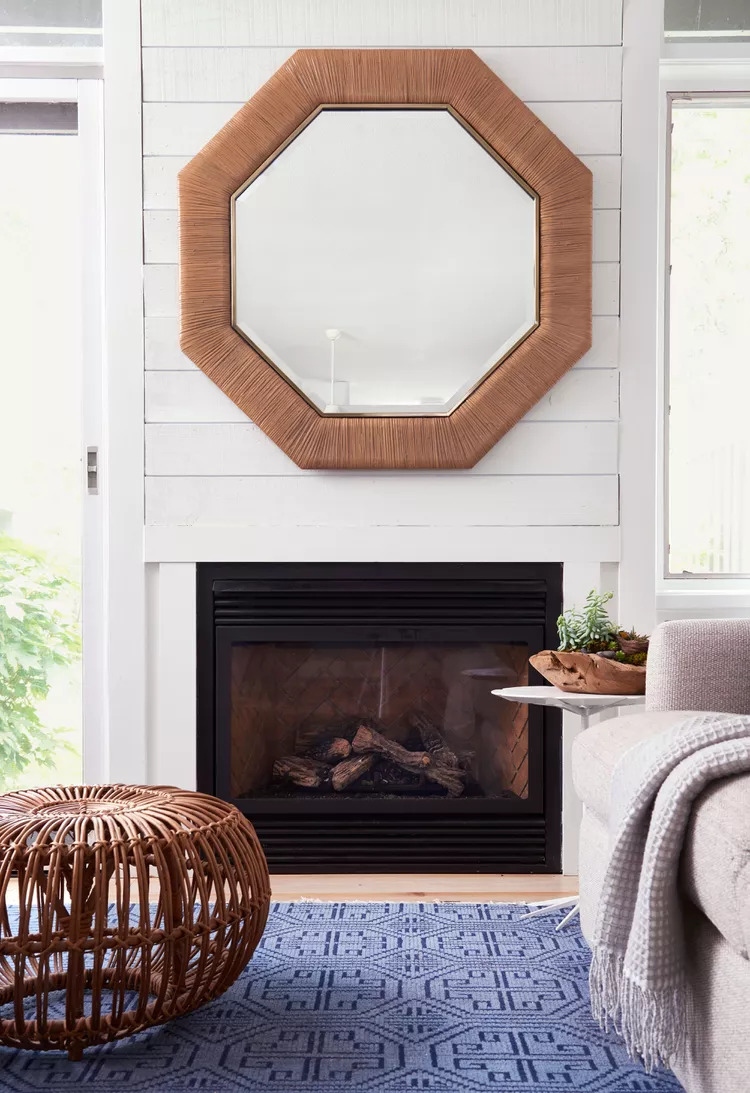 Để tạo cảm giác phòng khách rộng rãi và thoáng mát hơn, gia chủ có thể treo một chiếc gương lớn nổi bật phía trên lò sưởi, hay đơn giản là treo trên một bức tường trống. Ngoài ra, khi kết hợp cùng một tấm thảm có hoa văn bắt mắt cũng khiến phòng khách của bạn ấn tượng hơn.