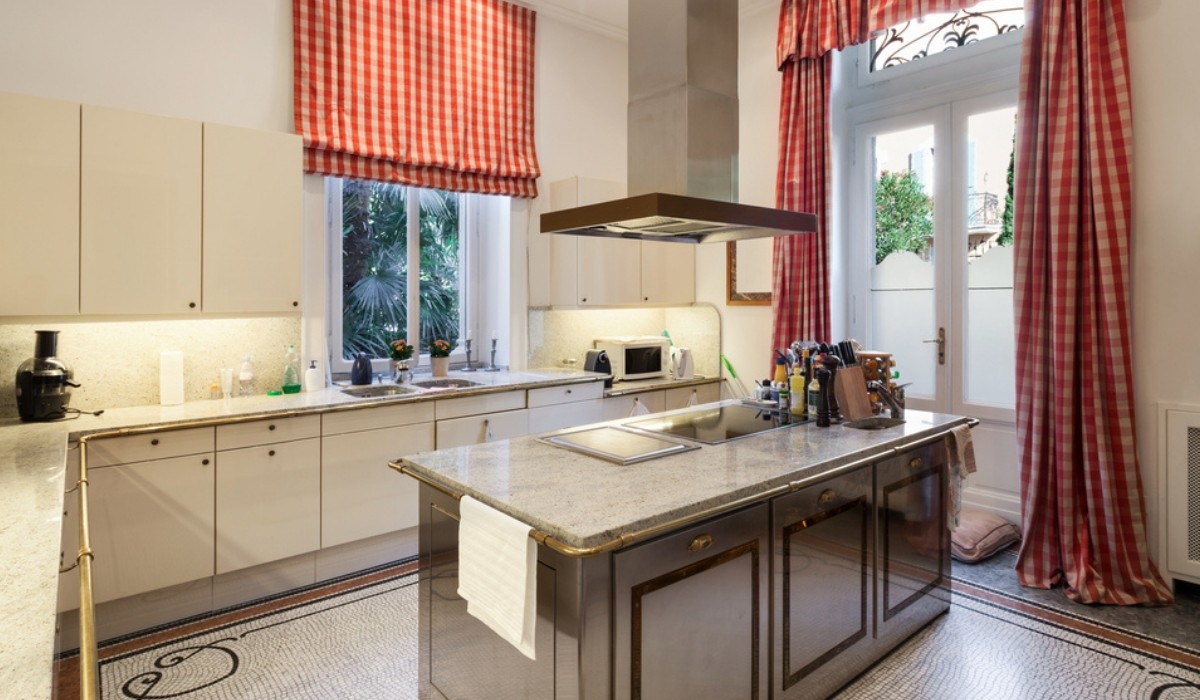 Cửa sổ với rèm kiểu cổ điển: Rèm cửa đổ xuống từ trên cao giúp tạo hiệu ứng thị giác, mở rộng không gian căn nhà của bạn. Chi tiết này cũng khiến ngôi nhà trở nên ấm cúng, trang nhã hơn. Ảnh minh họa