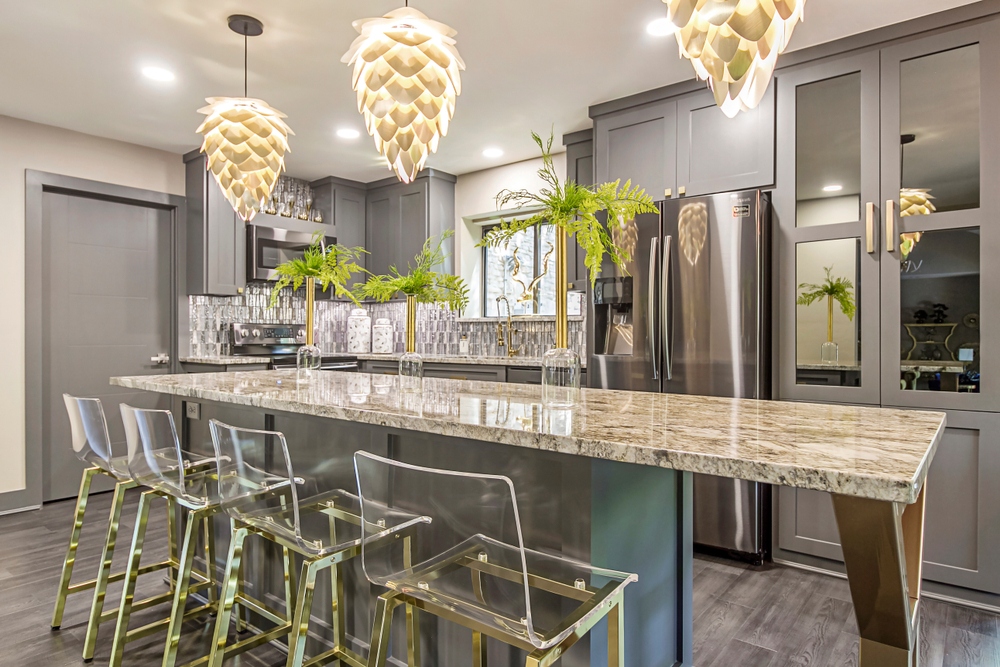 Bạn cũng có thể treo đèn chùm để tạo vẻ sang trọng cho căn bếp.