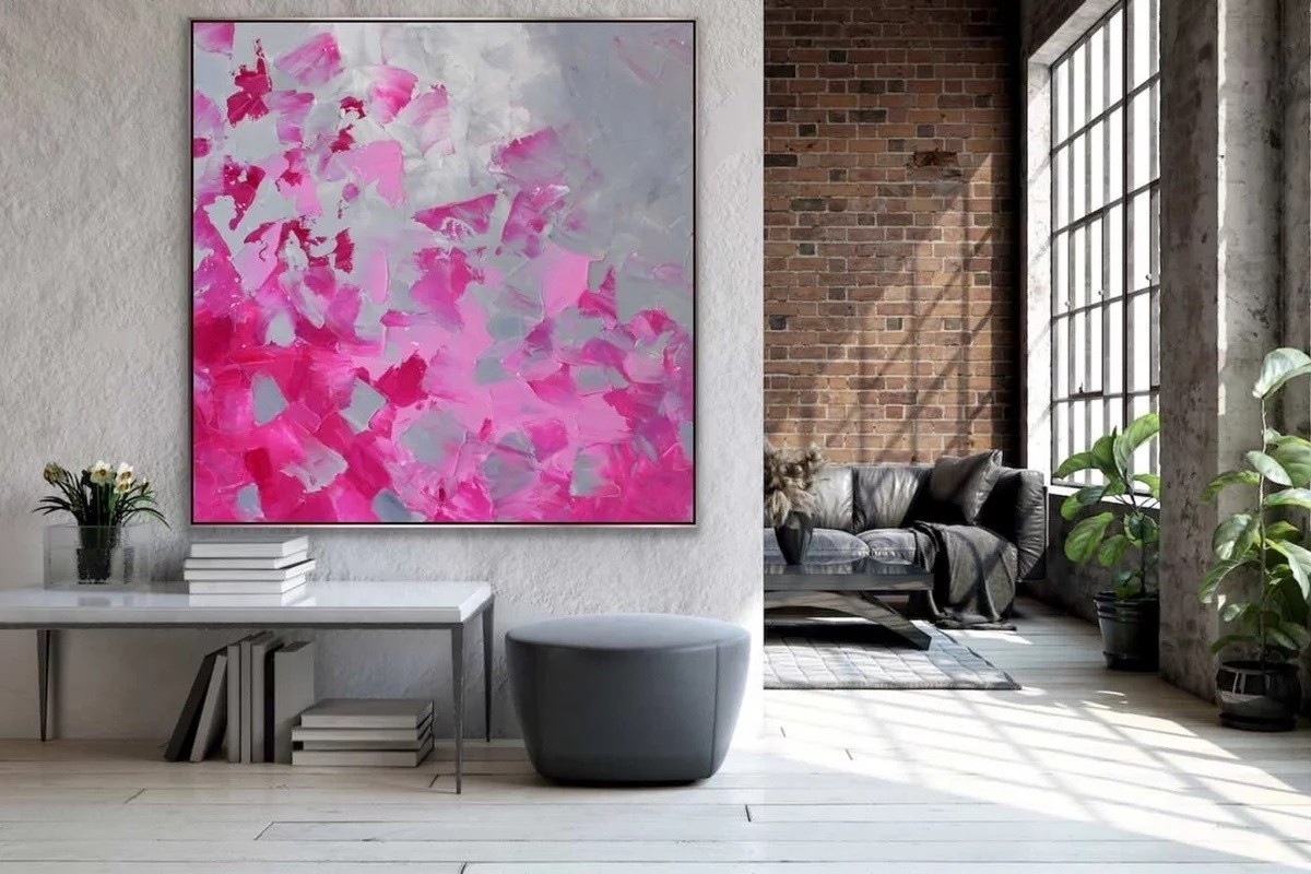 Khi nói đến phong cách trang trí theo chủ nghĩa tối đa, màu sắc tương phản và số lượng đồ vật trang trí được ưu tiên hàng đầu. Bạn có thể sử dụng các bức tranh rực rỡ màu hồng đậm để làm điểm nhấn cho căn phòng.