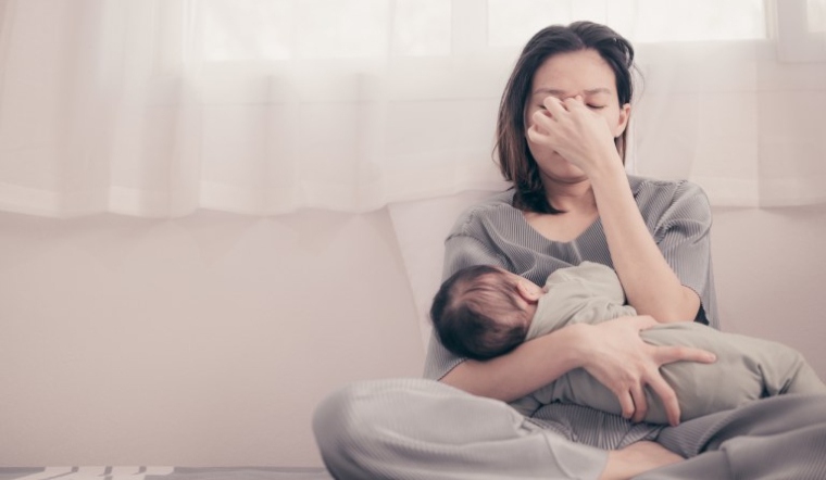 Mẹ chăm sóc tôi kỹ đến nỗi cả “chuyện ấy” của vợ chồng tôi bà cũng bắt kiêng. (Ảnh minh họa)