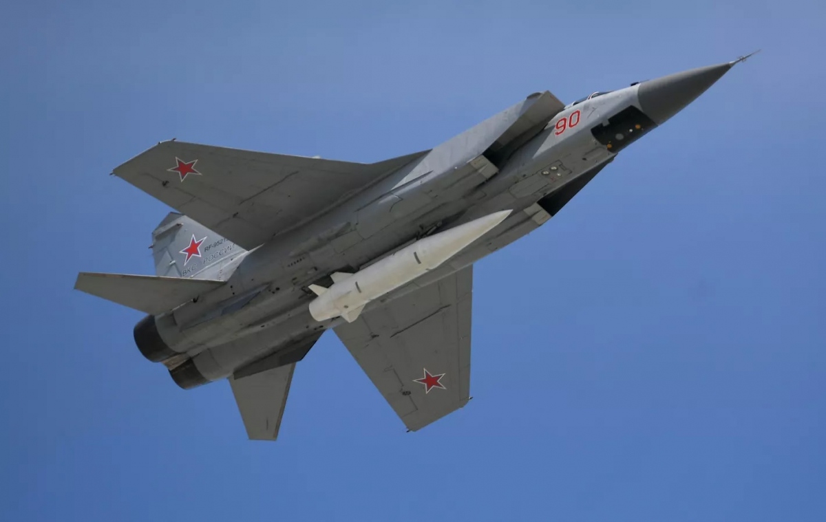Tiêm kích MiG-31 mang tên lửa siêu thanh Kinzhal. Ảnh: Sputnik