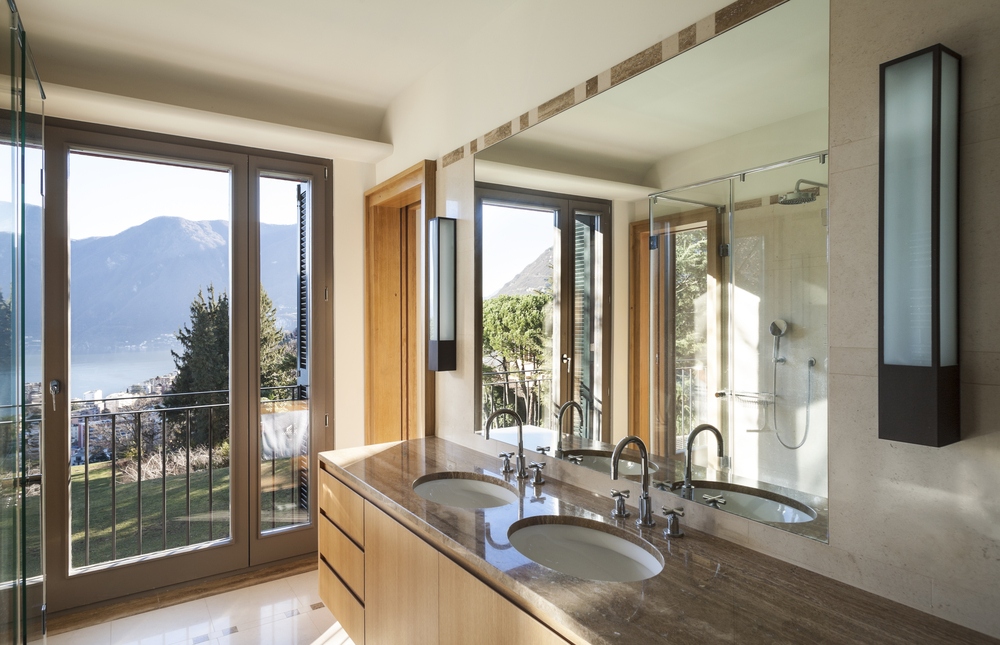 Treo gương gần cửa: Gương nên được đặt gần cửa sổ để phản chiếu cảnh đẹp thiên nhiên bên ngoài, giúp luân chuyển năng lượng và các luồng khí trong nhà một cách dễ dàng.