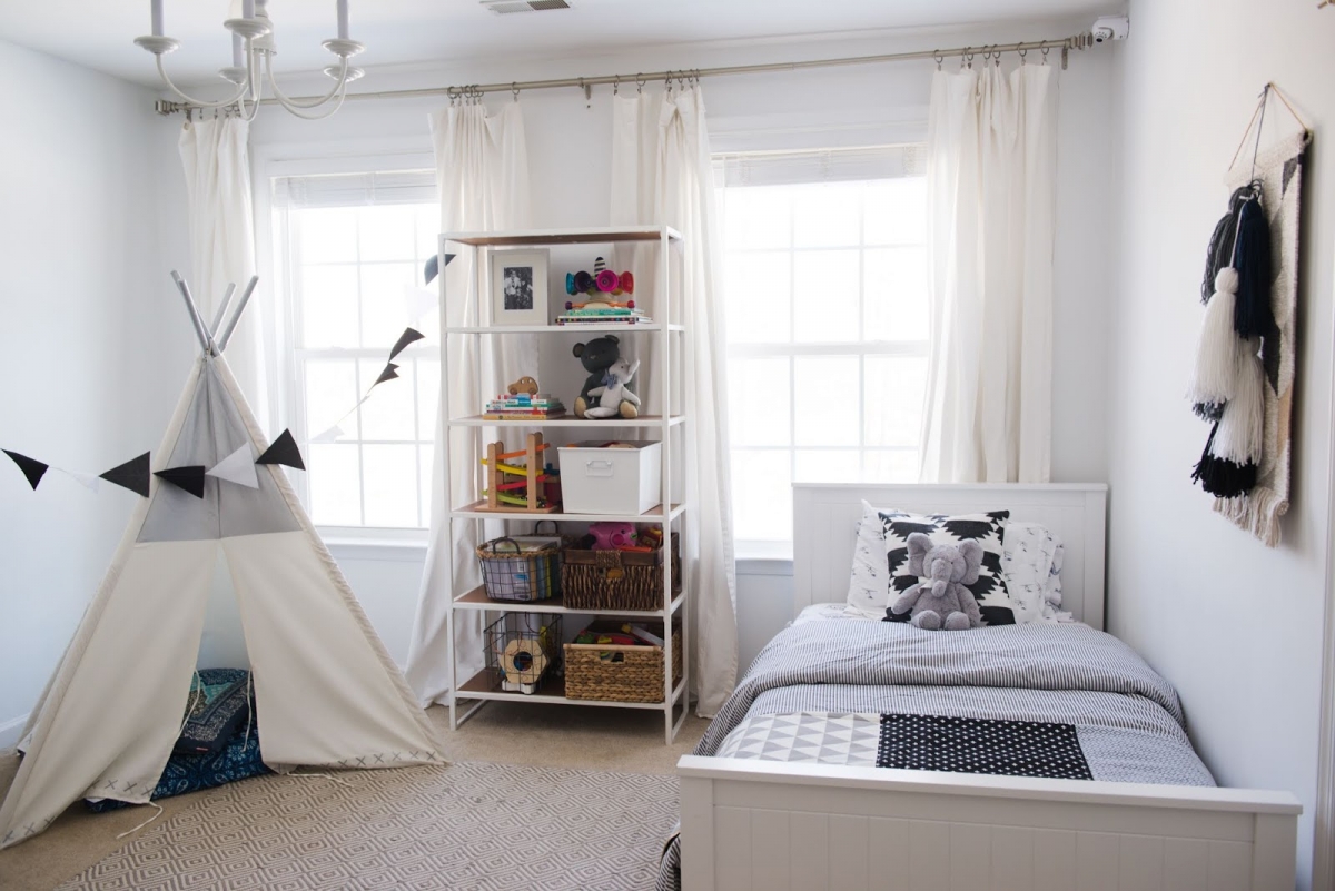 Phòng ngủ lấy tông trắng làm chủ đạo nhưng không mang lại vẻ u buồn; ngược lại, tạo cảm giác gọn gàng, sạch sẽ. Ảnh minh họa