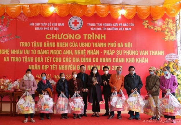 Nghệ nhân ưu tú Đặng Ngọc Anh tặng quà Tết cho các gia đình khó khăn tại TP. Hà Nội