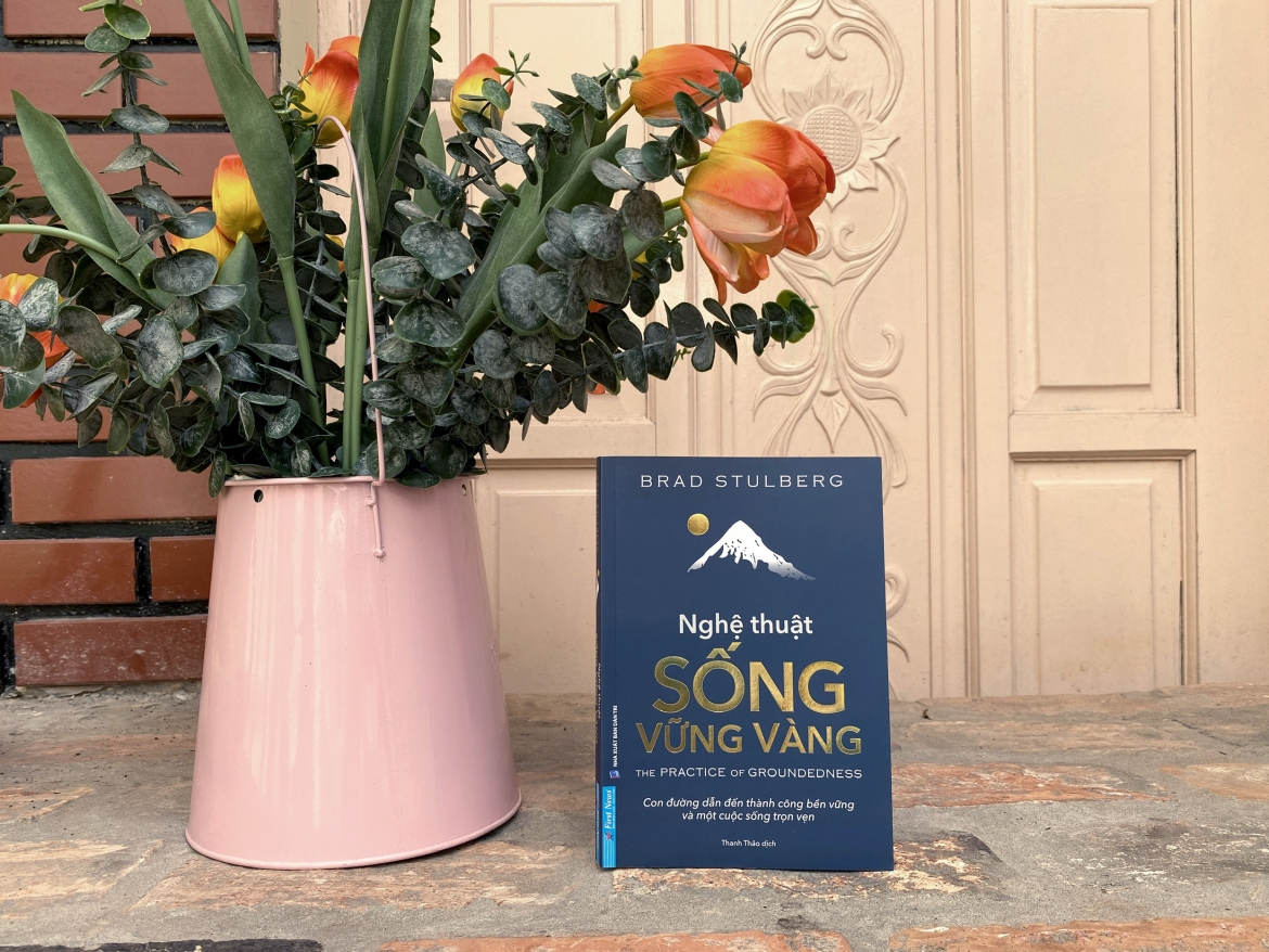 “Nghệ thuật sống vững vàng” của Brad Stulberg là cuốn sách chứa đựng nhiều đúc kết, những lời khuyên, và cả bài tập thực hành mà bạn có thể tham khảo để trả lời cho những câu hỏi của cuộc đời mình, theo chiều hướng tích cực.