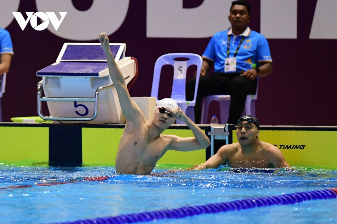 Màn ăn mừng đặc trưng của kình ngư Phạm Thanh Bảo trên đường đua xanh. Ở SEA Games 32, Thanh Bảo đã lập cú đúp phá kỷ lục để giành HCV nội dung bơi ếch 100m và 200m với thành tích 1 phút 00 giây 97 và 2 phút 11 giây 45.