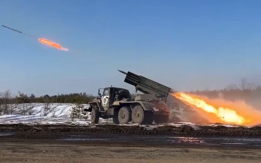 Pháo phản lực Nga nhả đạn. Ảnh: Bộ Quốc phòng Nga.