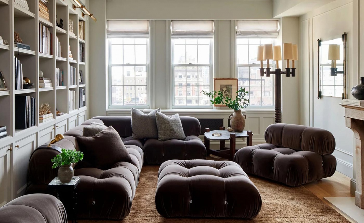Màu nâu luôn là màu sắc được ưa thích đối với những người theo phong cách Dark Academia. Bạn có thể sử dụng mỗi màu đen cho bộ sofa để tránh làm căn phòng trở nên u tối. Ảnh minh họa