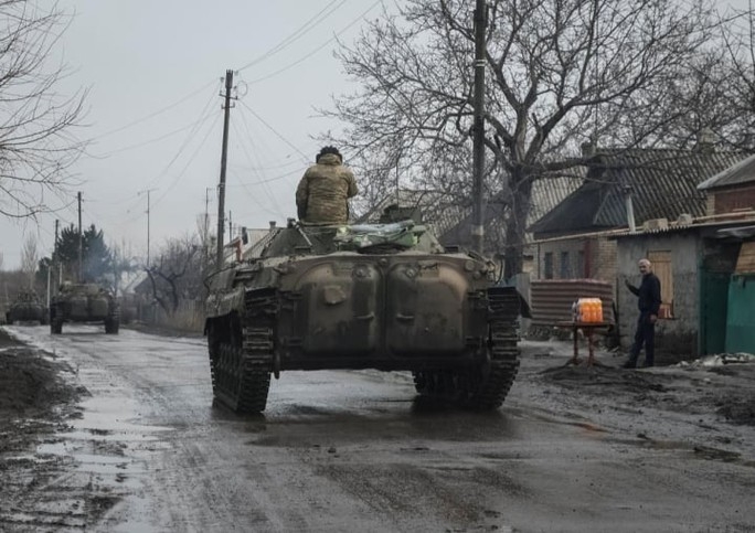 Quân đội Ukraine lái xe chiến đấu bộ binh BMP-2 ở Bakhmut. Ảnh: Reuters