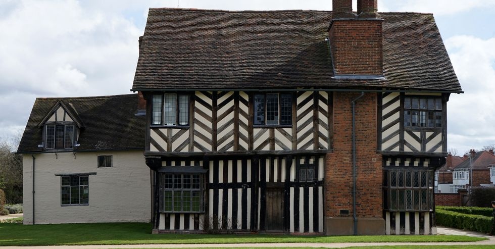 Song Ngư (19/2-20/3): Đam mê nghệ thuật, Song Ngư sẽ không hài lòng với bất cứ thứ gì trông quá bình thường. Họ sẽ yêu thích một ngôi nhà theo phong cách Tudor, với không gian khoáng đạt và rộng rãi. Ảnh minh họa