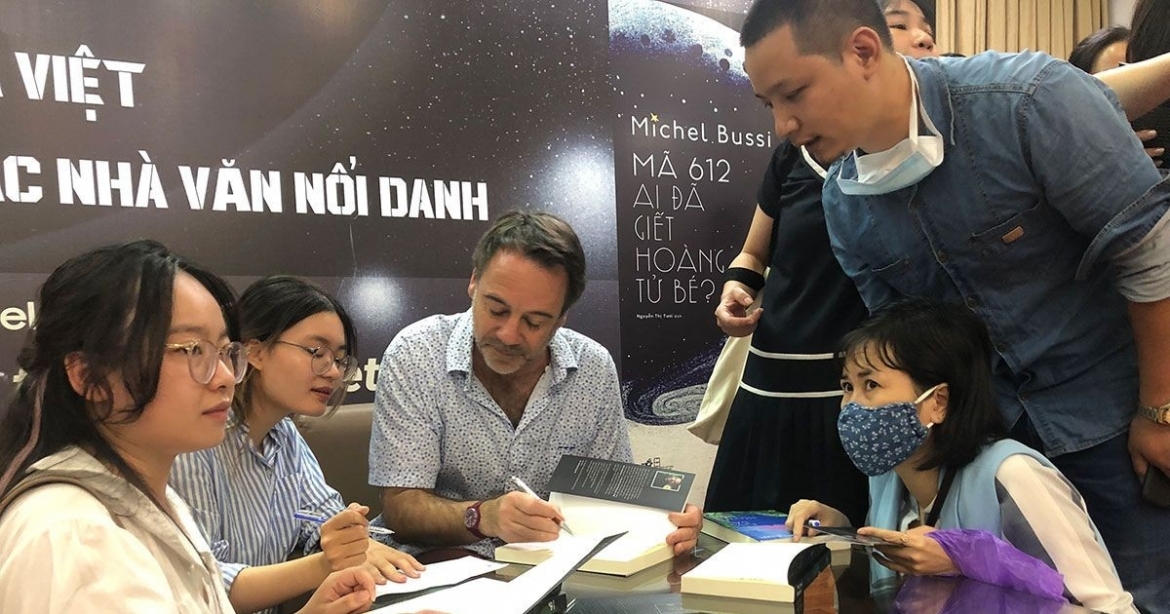 Giao lưu với tác giả Michel Bussi tại Thư viện quốc gia tháng 10/2022.