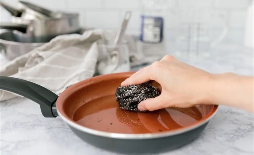Không nên sử dụng vật sắc nhọn, mài mòn với chảo chống dính