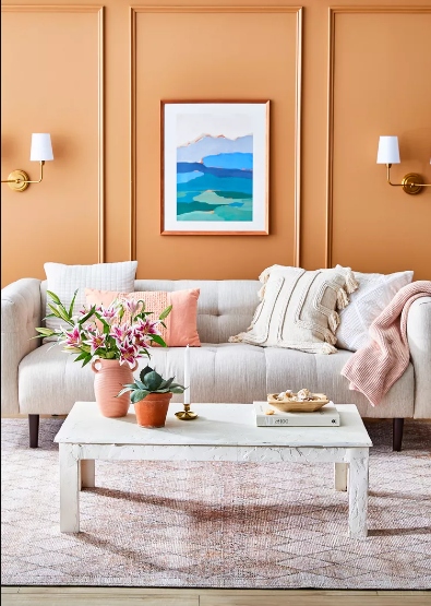 Tối giản không có nghĩa nói không với màu sắc. Mặc dù đa phần các phòng khách thiết kế theo phong cách tối giản sẽ có màu tường trung tính, nhưng bạn hoàn toàn có thể sử dụng những màu sắc sáng hơn. Hay những đường gờ trên tường cũng mang lại điểm nhấn cho bức tường đơn điệu.