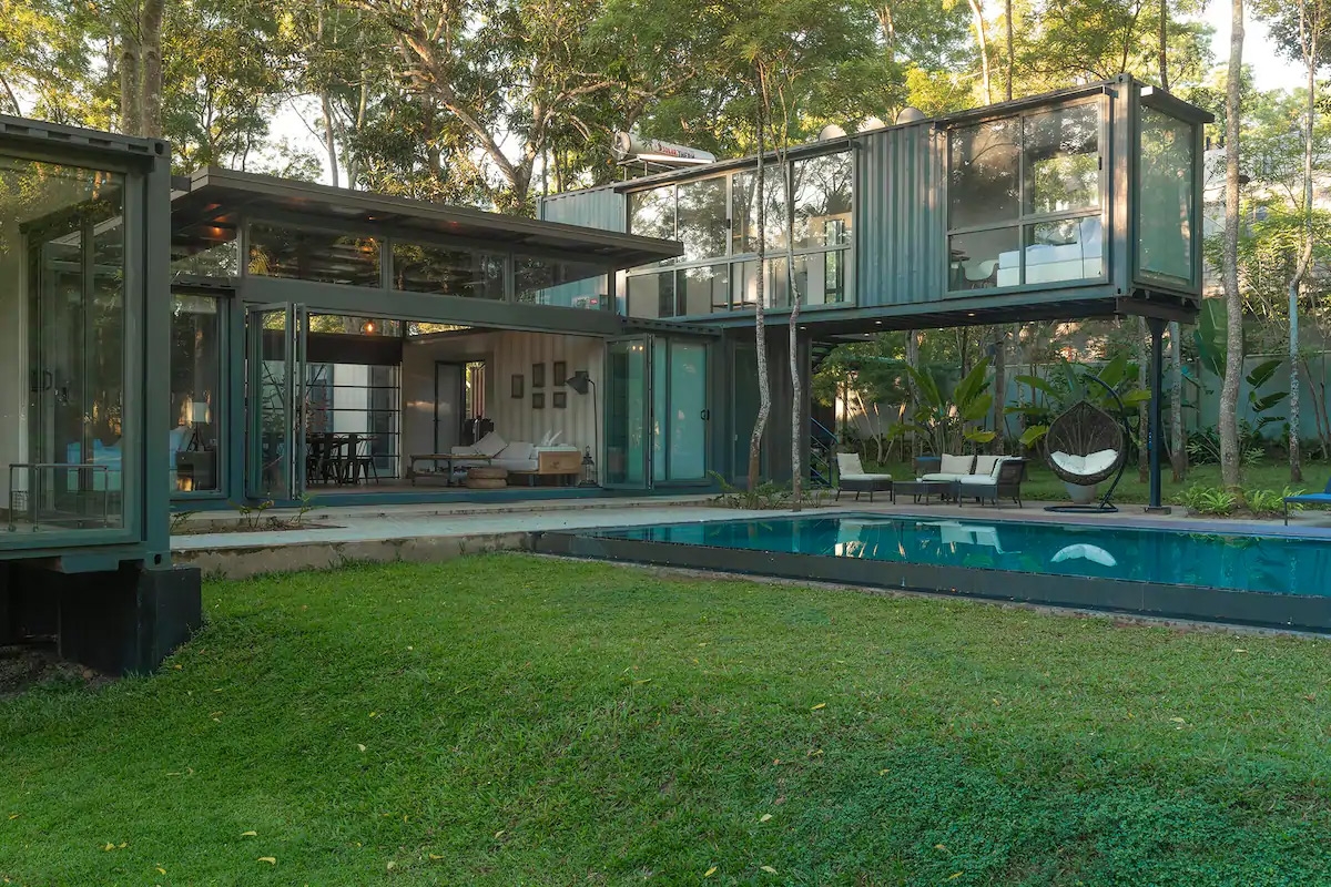 Những khối container xếp chồng lên nhau thành ngôi nhà 2 tầng.