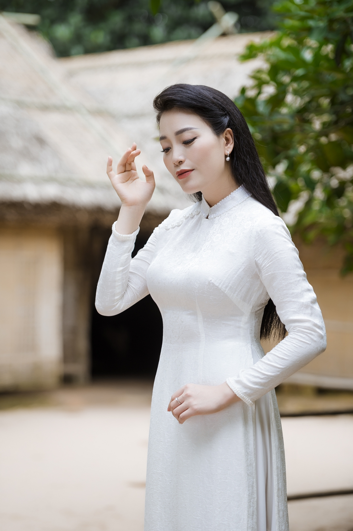 Huyền Trang chọn chiếc áo dài màu trắng để thể hiện trong MV