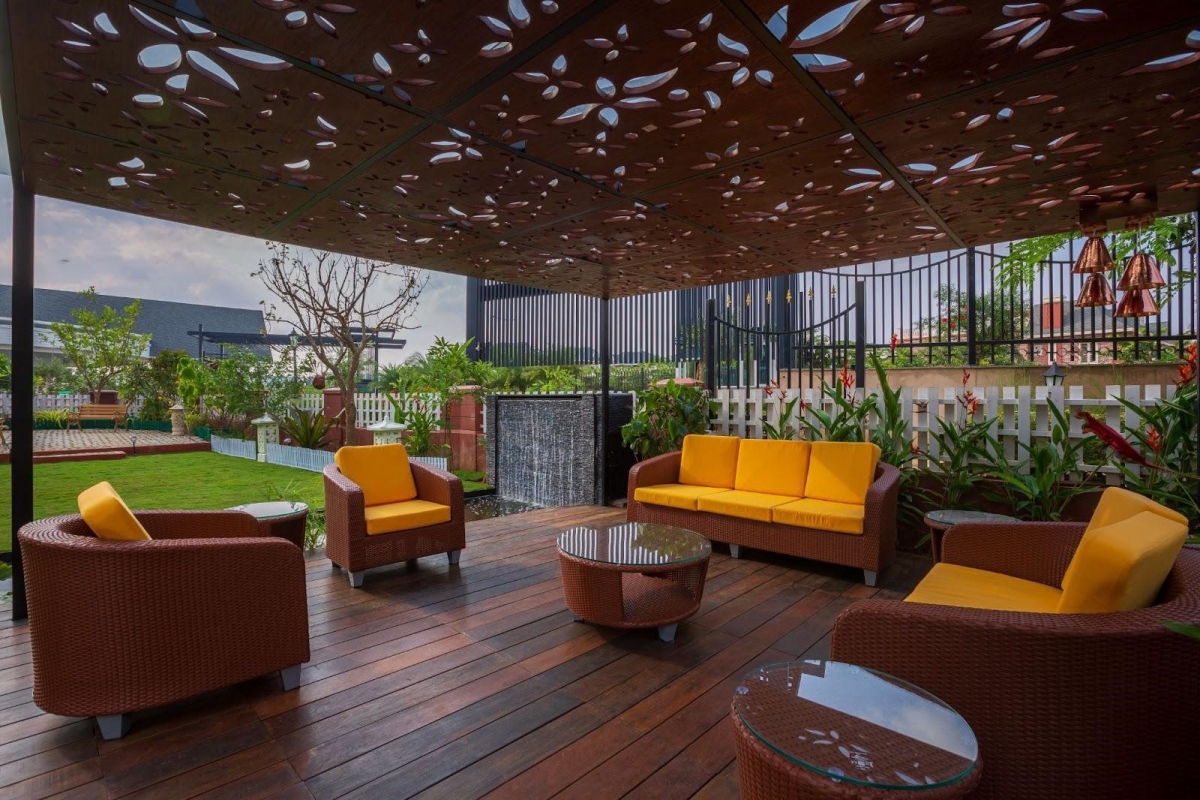 Đối với ban công rộng, bạn có thể thiết kế một khu vườn để không gian thêm thoáng đãng. Ảnh minh họa