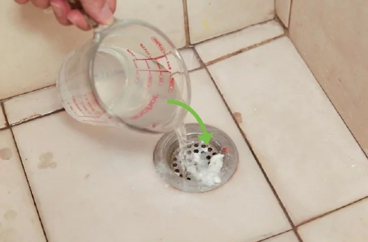 Cách thông cống bằng muối đơn giản