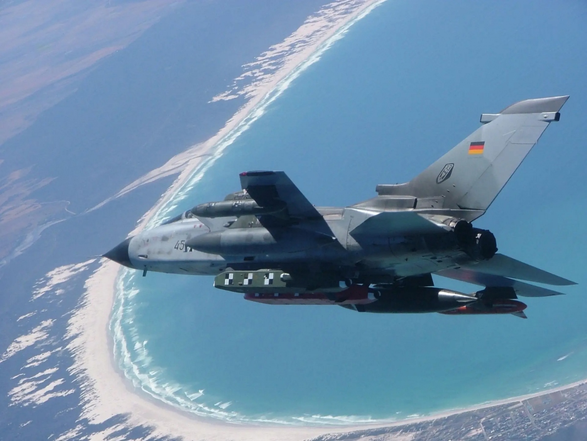 Máy bay Tornado của Đức thử nghiệm phóng tên lửa Taurus tại Nam Phi. Ảnh: Bundeswehr