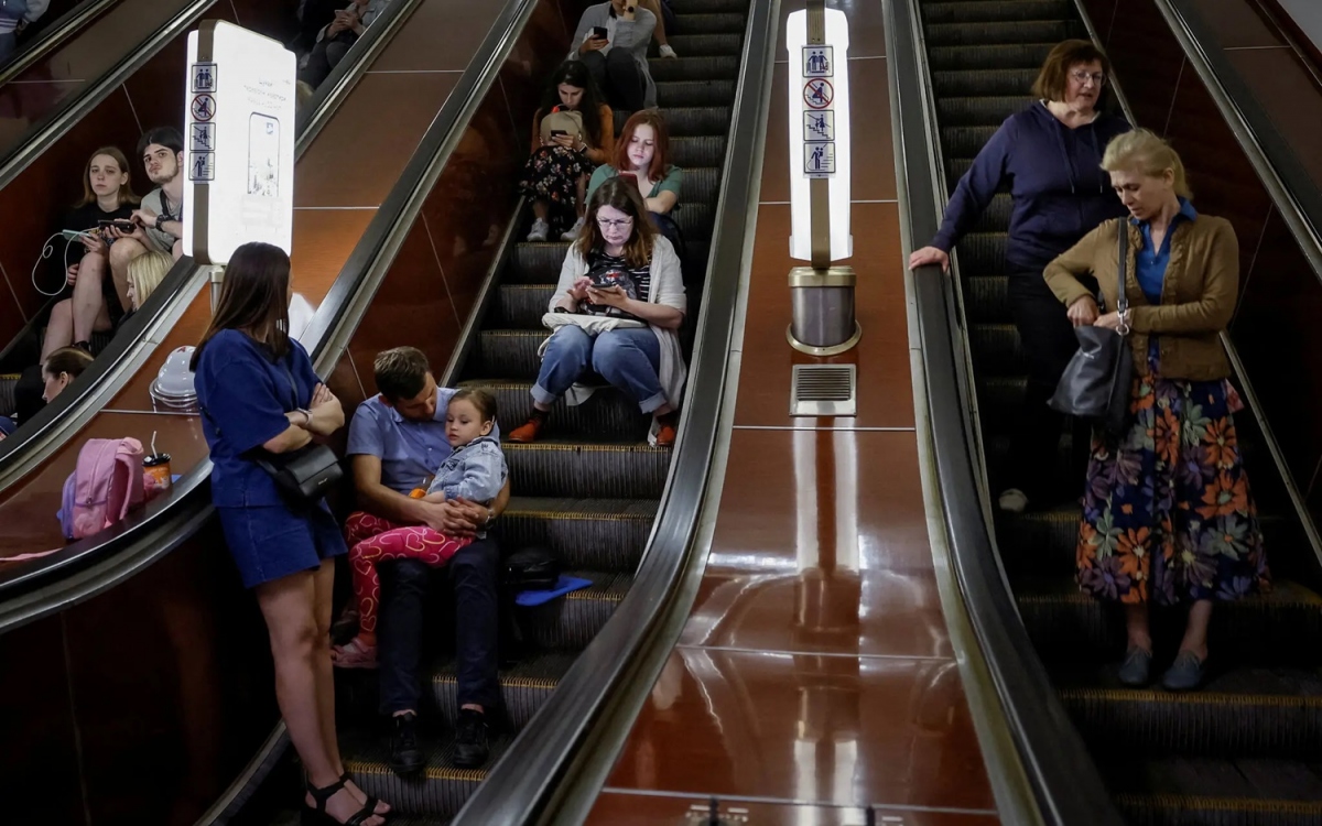 Người dân Ukraine trú ẩn trong hệ thống tàu điện ngầm. Ảnh: Reuters.