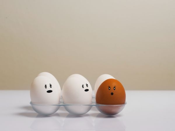 Kiểm tra các vết nứt hoặc biến màu: Trước khi mua trứng, hãy kiểm tra nhanh bằng mắt thường. Nếu trứng có bất kỳ vết nứt hoặc biến màu nào thì nên loại bỏ vì chúng có thể đã tiếp xúc với vi khuẩn.