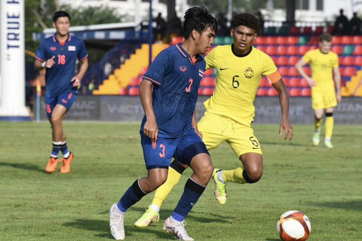 U22 Thái Lan dồn ép U22 Malaysia ngay từ những phút đầu trận (Ảnh: ĐTQG Thái Lan)