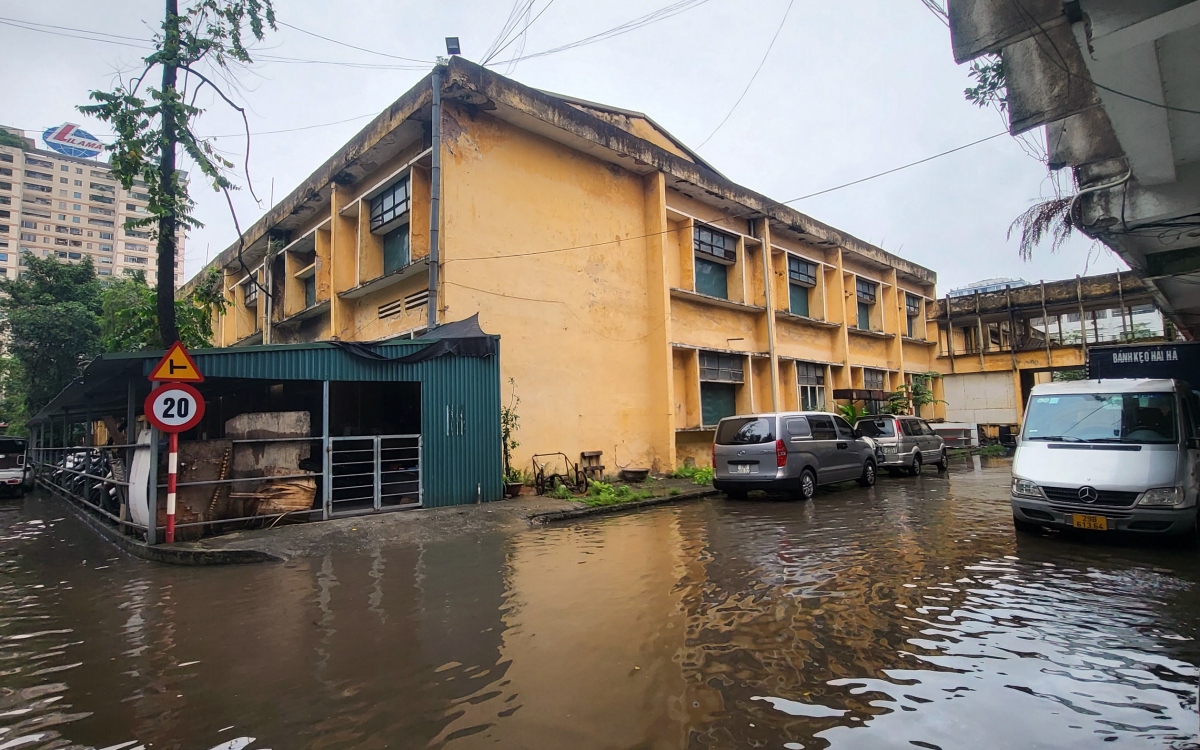 Theo ghi nhận của phóng viên, sau cơn mưa lớn tại Hà Nội vào sáng 8/5, các khu vực như Thịnh Liệt, Tân Mai, Trương Định..., lại ngập trong nước.