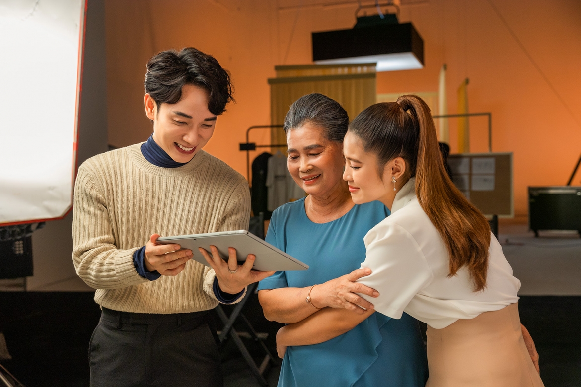 Trúc Nhân hóa thân thành chàng nhiếp ảnh cầu toàn trong MV Chạm gần thêm thương.