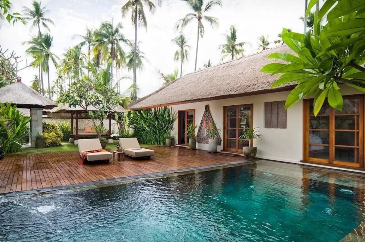 Thiết kế bế bơi vô cực không có thang lên xuống là sự lựa chọn hoàn hảo trong thiết kế biệt thự kiểu nhiệt đới.