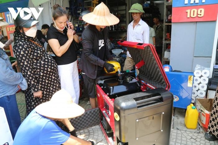 Tùy theo công suất máy (từ 2,3-5,5 KVA) và loại nhiên liệu (chạy dầu hoặc xăng), giá mỗi chiếc máy phát điện thường dao động từ 8-20 triệu đồng/chiếc. Loại nhập khẩu nguyên chiếc có giá từ 15-35 triệu đồng.