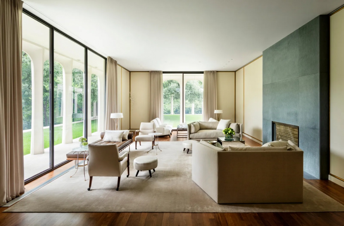 Sắc trắng và xanh hòa quyện với nhau tạo nên không gian phòng khách thanh lịch nhưng không kém phần hiện đại.