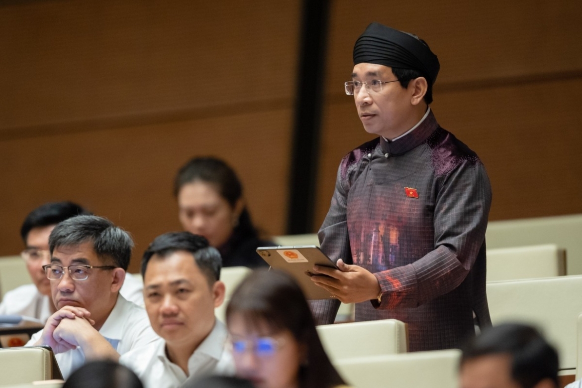 Đại biểu Quốc hội Nguyễn Văn Cảnh (đoàn Bình Định) đề xuất Quốc hội xem xét, cho phép đại biểu mặc áo dài ngũ thân nam tại các phiên họp.