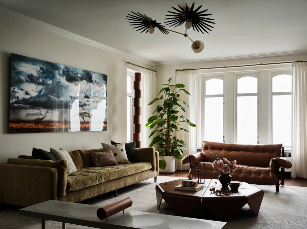 Có thể kết hợp với sofa để không gian bớt vẻ cứng nhắc: Phòng khách nổi bật với bộ sưu tập đồ nội thất hiện đại kiểu Brazil, bao gồm ghế sofa bọc da kiểu cổ điển và bàn cà phê làm từ chất liệu gỗ ép. Bạn có thể sơn tường màu trắng hoặc be để làm nổi bật màu gỗ.