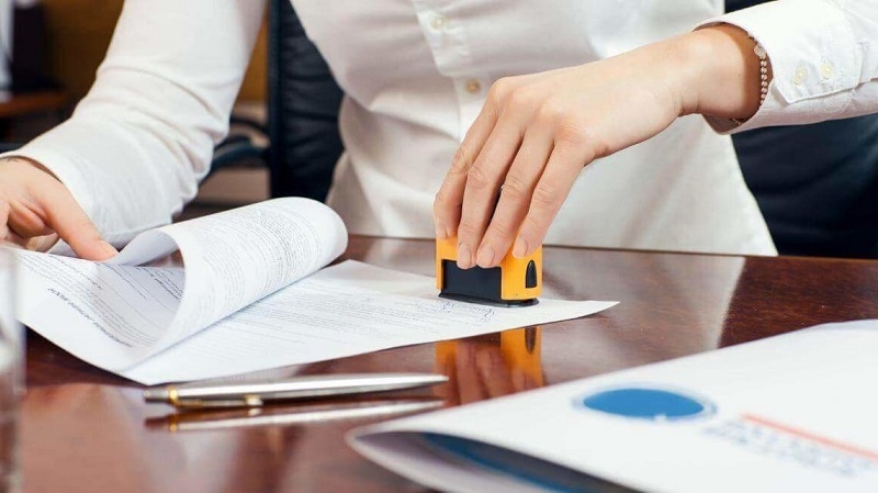 Trong di chúc, khoản tiền bố mẹ được đền bù chia đều cho 4 em tôi mà không hề có tên mình (ảnh minh họa)