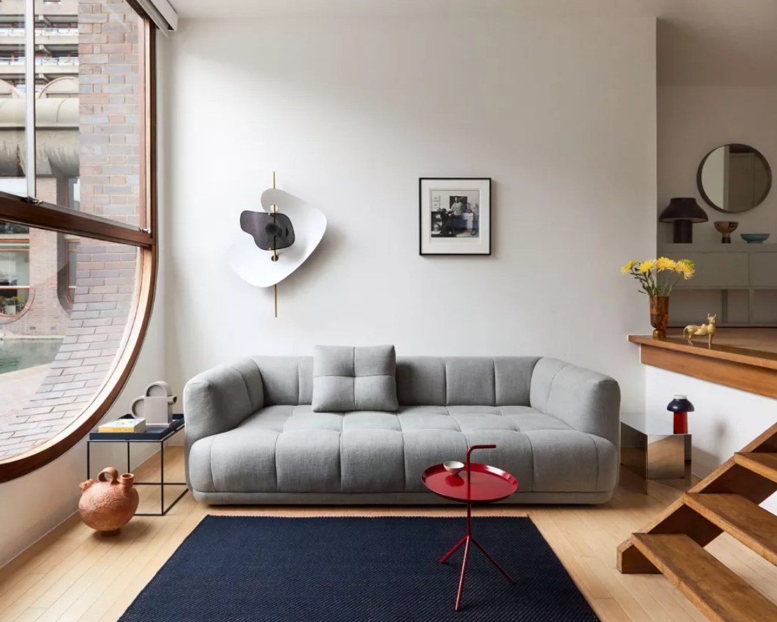 Một bộ sofa giống như chiếc giường thứ hai được đặt trong phòng khách, là điểm nhấn hoàn hảo cho căn phòng.